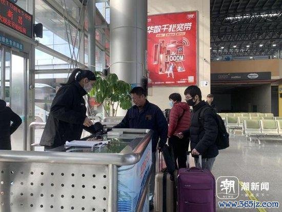 赓续检票。记者黄慧仙摄
