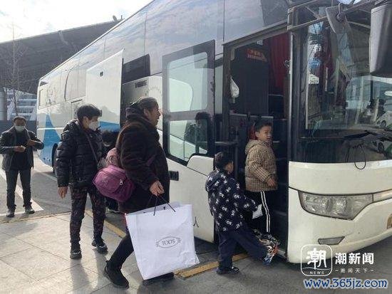 唐杏妃带着孩子登上回乡的大巴。记者黄慧仙摄