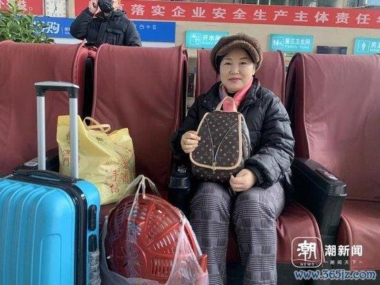 正准备回嵊州梓里的宋燕。记者黄慧仙摄